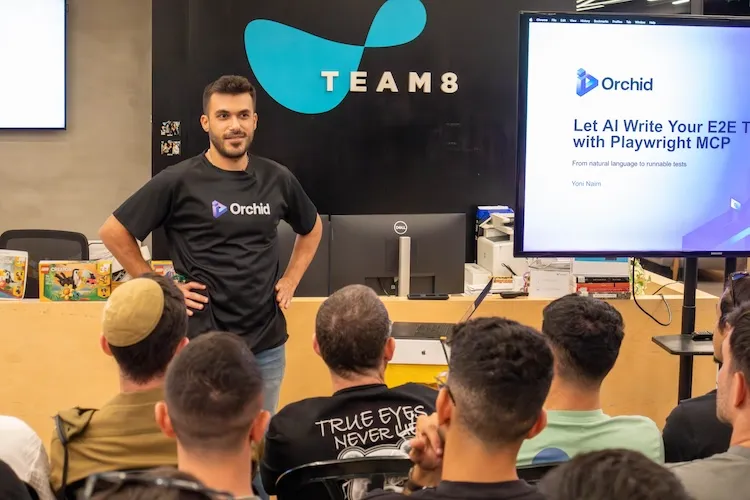 Community meetup photo during a lacture at Team8